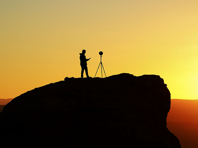 Captation immersive sur le terrain avec une caméra installée au sommet d’une formation rocheuse au coucher du soleil