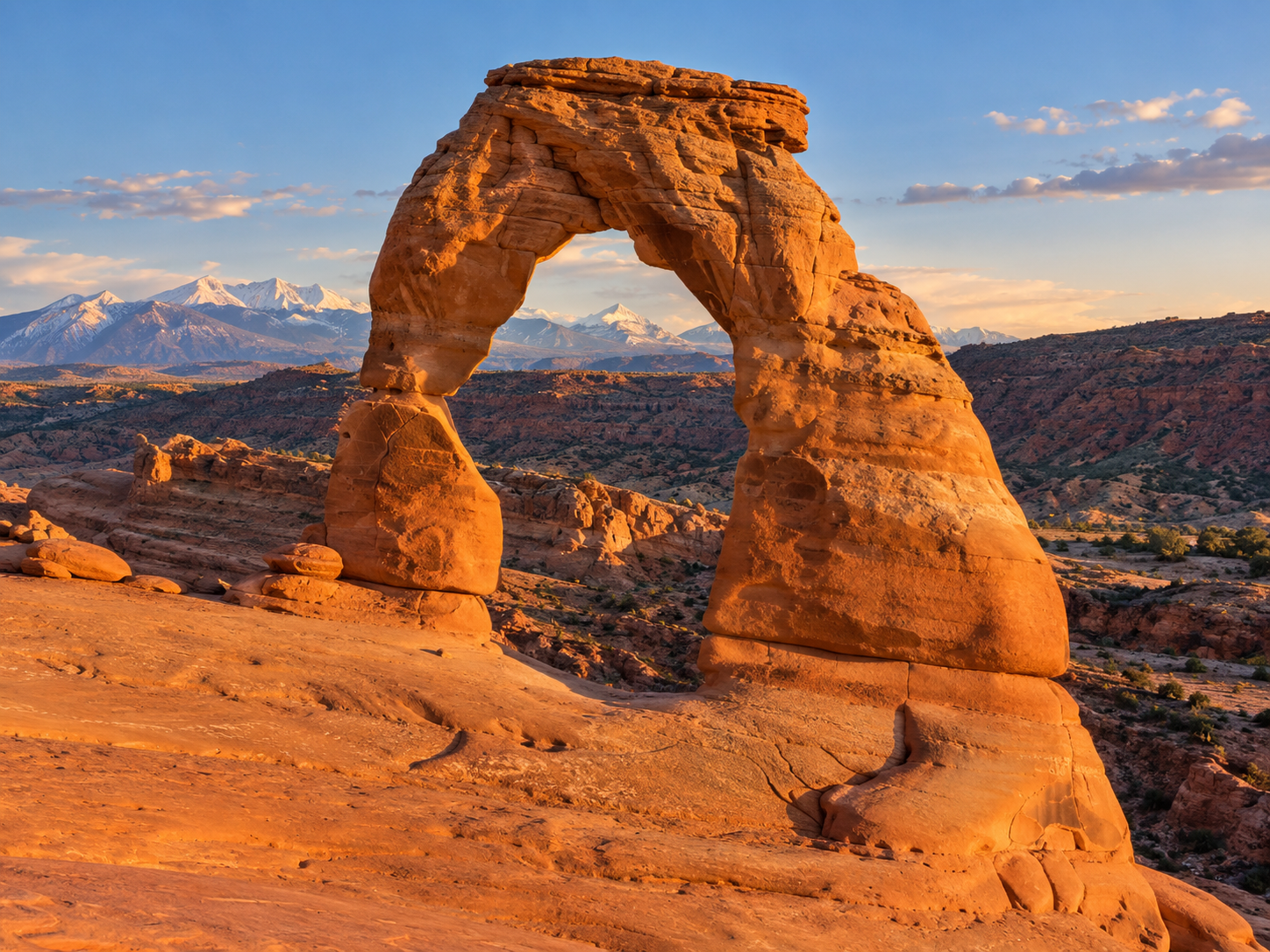 Delicate Arch illuminée par la lumière dorée dans le parc national des Arches, en Utah